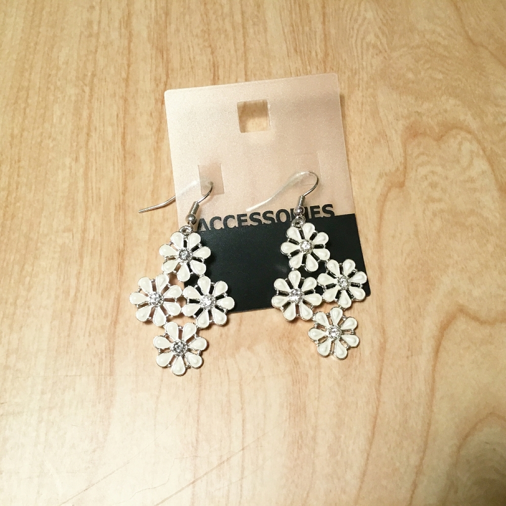 NWT White dangle daisy flower silver color earrings
